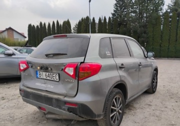 Suzuki Vitara III SUV 1.6 VVT 120KM 2016 Suzuki Vitara 2016r, 1.6 Benzyna. Uszkodzony tyl i lekko przod. Jezdzi., zdjęcie 3