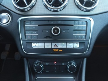 Mercedes GLA I Off-Roader Facelifting 1.6 200 156KM 2019 Mercedes GLA 200 56 tys km, bogata opcja, zdjęcie 16