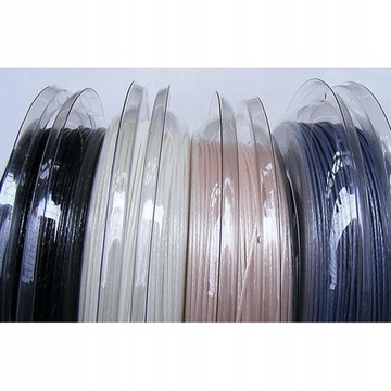 Прочная теннисная ракетка с плотной текстурой.