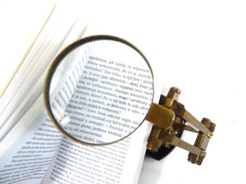 Увеличительное стекло на деревянной основе.