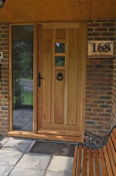 Деревянная адресная доска с номером дома.