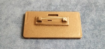 Identyfikator z okienkiem grawer laserowy z logo + agrafka