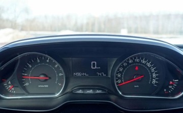 Peugeot 208 I Hatchback 3d 1.2 VTI 82KM 2013 Peugeot 208 1.2 VTI 82KM Klimatyzacja Tablet Nierowna praca silnika Pali J, zdjęcie 15