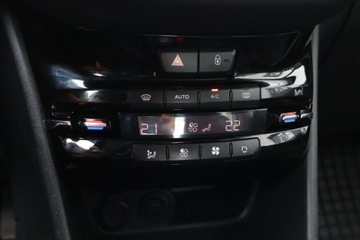 Peugeot 208 I Hatchback 3d 1.4 VTI 95KM 2013 Peugeot 208 1.4 VTi, Klima, Klimatronic, Tempomat, zdjęcie 13