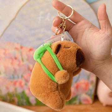 BRELOK pluszowy kapibara z plecaczkiem wisząca dekoracja około 13 cm