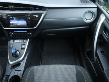Toyota Auris II Hatchback 5d 1.8 HSD 136KM 2014 Toyota Auris Hybrid, Salon Polska, Serwis ASO, zdjęcie 7