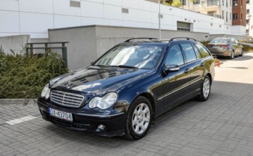 Mercedes Klasa C W203 Kombi T203 1.8 (C 180 Kompressor) 143KM 2005 Mercedes-Benz Klasa C 1,8 Automat Lift 1.8 Benzyna 143KM