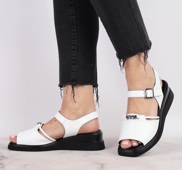 Białe eleganckie sandały płaskie skórzane czarna podeszwa VINCEZA ROZ. 40