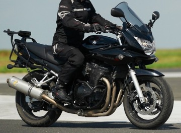 SUZUKI GSF 650 BANDIT КРЕПЛЕНИЕ РУЧКИ ПАССАЖИРА ОРИГИНАЛ