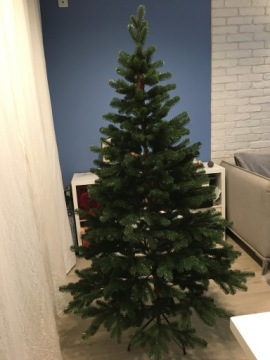 Красивая искусственная елка 