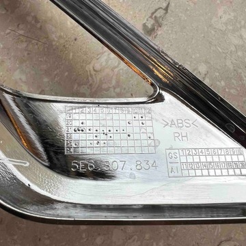 CHRÓM VÝFUKOVÝ PRAVÝ SKODA OCTAVIA IV 5E6 ORIGINÁLNÍ OE 5E6807834