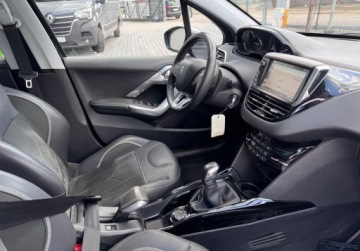 Peugeot 2008 I SUV Facelifting 1.2 PureTech 110KM 2017 Peugeot 2008 Bezwypadekcrosswaypanorama jak nowy 1.2 Benzyna 110KM, zdjęcie 17