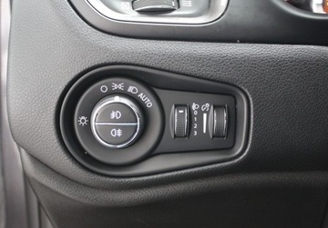 Jeep Renegade SUV Facelifting 1.3 GSE T4 Turbo 150KM 2019 Jeep Renegade 1.3 GSE T4 Turbo Limited FWD SS aut 1.3 Benzyna 150KM, zdjęcie 11