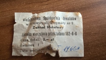 Старая маленькая защелка из Польской Народной Республики.