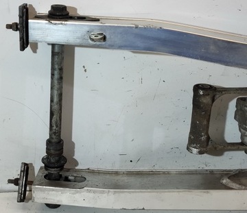 Wahacz kiwak oś koła tył 52100-ML7-690 Honda VFR 750 RC24 1986-1989r
