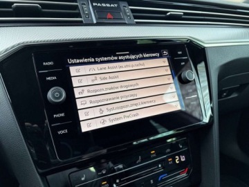 Volkswagen Passat B8 Variant Facelifting 2.0 TDI SCR 200KM 2022 Volkswagen Passat R-Line 4Mot. HarmanKardon LED Matrix Hak Kamera Cofania, zdjęcie 26