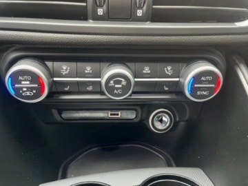 Alfa Romeo Giulia II Sedan Facelifting 2023 2.0 GME Turbo 280KM 2025 ALFA ROMEO Giulia Turbo Veloce Q4 Sedan 2.0 (280KM) 2025, zdjęcie 11