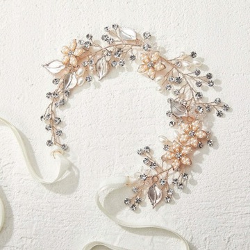 Венок для причастия в головном уборе цветочницы