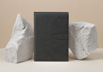 КНИГА-КАЛЕНДАРЬ A5 DAILY 2025 ЭЛЕГАНТНЫЙ ЗАЖИМ НА МАГНИТЕ ОКРАШЕННЫЕ КРАЯ