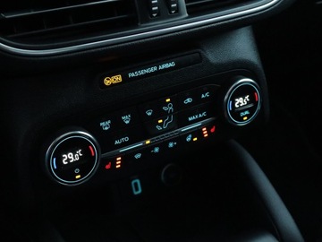 Ford Focus III Hatchback 5d facelifting 1.0 EcoBoost 125KM 2018 Ford Focus 1.0 EcoBoost, Automat, Skóra, Navi, zdjęcie 15