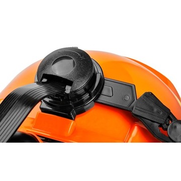 Защитный шлем с наушниками и защитной маской.