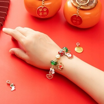 Ювелирные изделия из браслета с адвент-календарем на 24 дня