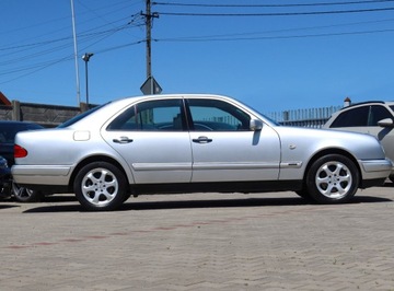 Mercedes Klasa E W210 1998 Mercedes E240 V6 aut Elegance 160000km Skóra Hak Grzane fotele 2xParktronik, zdjęcie 5