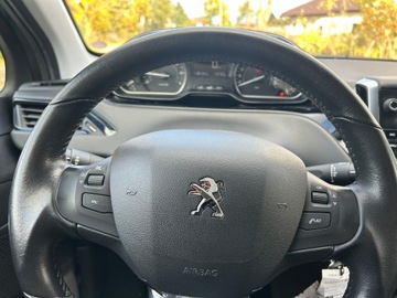 Peugeot 208 I Hatchback 5d Facelifting 1.2 PureTech 82KM 2018 Peugeot 208 1.2 Benzyna-Klimatronic, zdjęcie 15