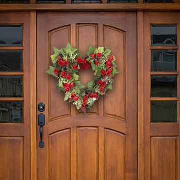 Венок ко Дню святого Валентина в форме сердца. Венок из красной розы.