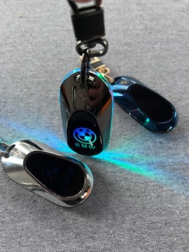 BMW GLOW LIGHTER ELEGANT БРЕЛОК С ЛОГОТИПОМ И СВЕТОДИОДНЫМ ЧЕХОЛОМ МОДЕЛЬ 2024 ГОДА