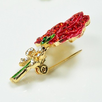 Красивая брошь в виде цветка гвоздики вечернее платье