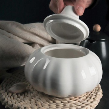 Ceramiczny pojemnik na cebulę z pokrywką do przechowywania czosnku do kawiarni