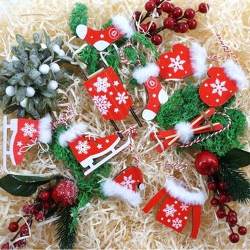 Красные деревянные рождественские подвески, лыжи, перчатки, коньки, санки