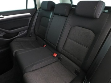 Volkswagen Passat B8 Variant 1.4 TSI BlueMotion Technology ACT 150KM 2017 Volkswagen Passat DSG navi kamera i czujniki, zdjęcie 16