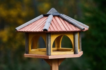 Большая деревянная кормушка для птиц для сада К50.