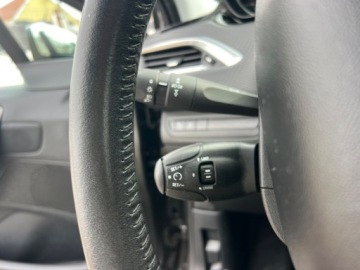 Peugeot 2008 I SUV Facelifting 1.2 PureTech 130KM 2017 Peugeot 2008 Style Nawigacja Klimatyzacja Parktronic El.szyby El.Lusterka, zdjęcie 15