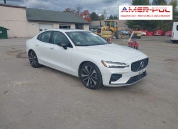 Volvo S60 III 2022 Volvo S60 2022, 2.0L, 4x4, B5 MOMENTUM, od ubezpieczalni 2.0 Benzyna 247KM