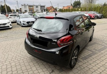 Peugeot 208 I Hatchback 5d Facelifting 1.2 PureTech 82KM 2017 Peugeot 208 1,2 82KM Klimatronik Navi Kamera CarPlay 1.2 Benzyna 82KM, zdjęcie 6