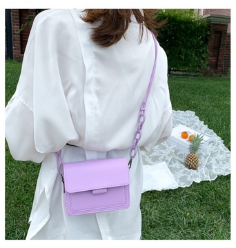 Женская маленькая сумка через плечо от модного бренда черного цвета.