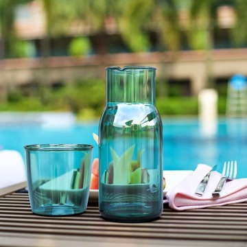 Тумбочка - графин для воды с чашкой - зеленое стекло - кровать - ночь - вода