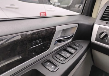 Chrysler Grand Voyager 2.8 CRD 163KM 2010 Chrysler Grand Voyager 2010r, 2.8 DIESEL. AUTOMAT. Uszkodzony tyl. Jezdzi, zdjęcie 16