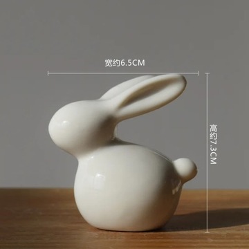Ceramiczne śliczne czyste białe figurki królików porcelanowy stół wnętrz