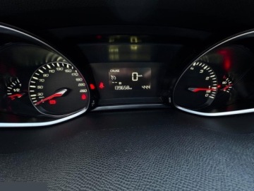 Peugeot 308 II SW Facelifting 1.2 PureTech 130KM 2018 Peugeot 308 1.2 130KM e-THP Stop &amp; Start Allure 2018r, zdjęcie 21