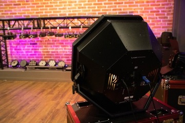 ВСПЫШКА OCTO HELIOS 4x30Вт 4в1 COB RGBW 4 СЕКЦИИ СВЕТОДИОДОВ