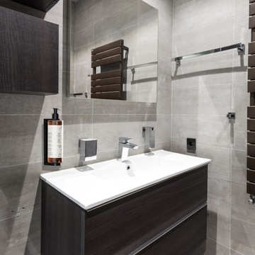 Настенный держатель для бутылок из черного пластика.