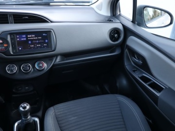 Toyota Yaris III Hatchback 5d Facelifting 2017 1.5 Dual VVT-iE 111KM 2020 Toyota Yaris 1.5 Dual VVT-i, Salon Polska, zdjęcie 7