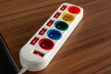 УДЛИНИТЕЛЬ ПИТАНИЯ 2М 5 РОЗЕТОК С ВЫКЛЮЧАТЕЛЯМИ ЦВЕТНОЙ VAYOX