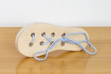 Деревянная колодка для обучения завязыванию учебной обуви.