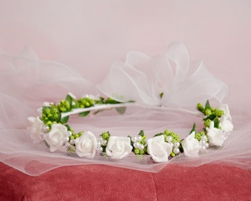 Венок для причастия в виде живых белых роз и жемчуга.
