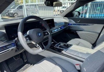 BMW Seria 7 G70 Sedan Plug-In 3.0 M60e 571KM 2024 BMW Seria 7 BMW M760e xDrive 3.0 Hybryda Plug-in 571KM, zdjęcie 11